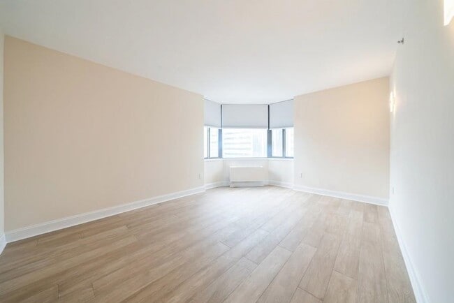 Building Photo - 45 River Dr S