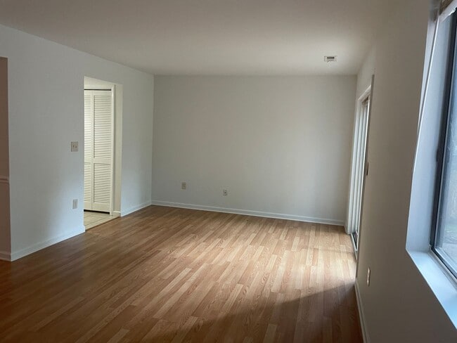 Building Photo - Broadneck Schools! End unit Townhome in Wa...
