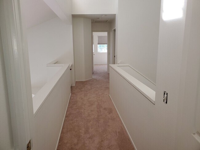 Building Photo - Beautiful End-Unit Townhome in the Desirab...