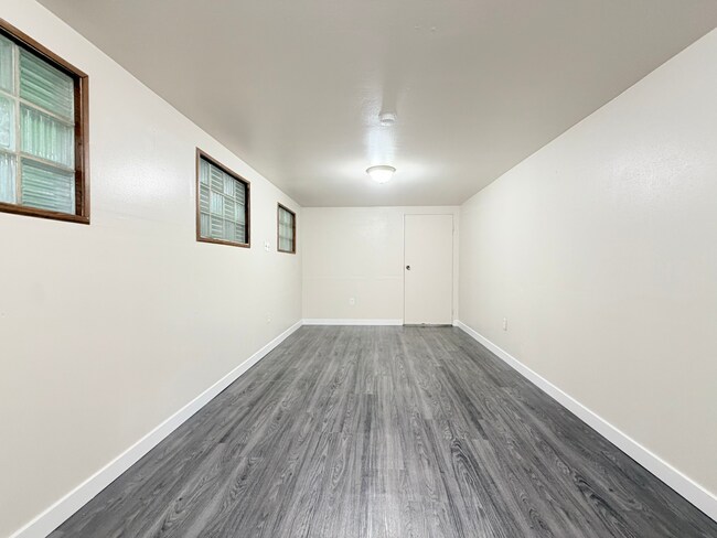 Building Photo - 703 S Ainsworth Ave