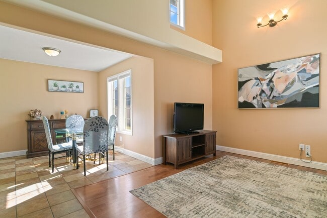 Building Photo - Beautiful 3 Bedroom 2.5 bath home with 2 c...