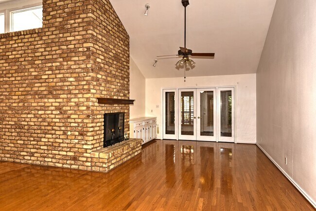 Building Photo - Lovely garden home in great location