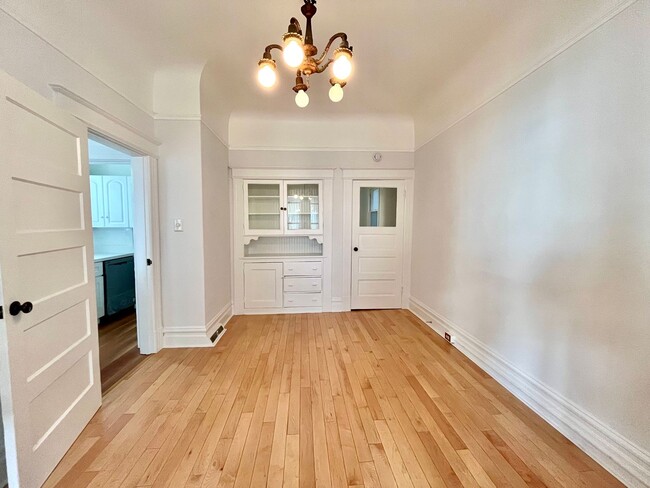 Building Photo - Stunning Edwardian Flat with a Backyard