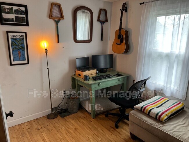 Building Photo - 285 1/2 Weaver Street