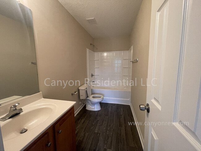 Building Photo - Beautiful 3b Room! Move in ready!