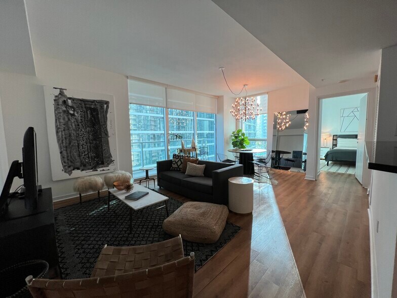 Building Photo - 300 S Biscayne Blvd