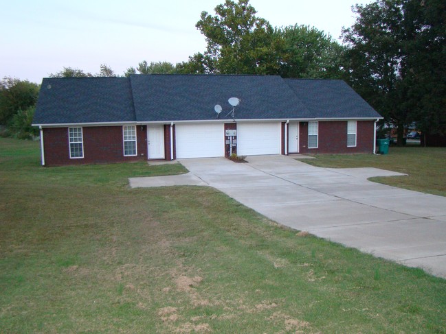 Primary Photo - 5028-5030 N Main St