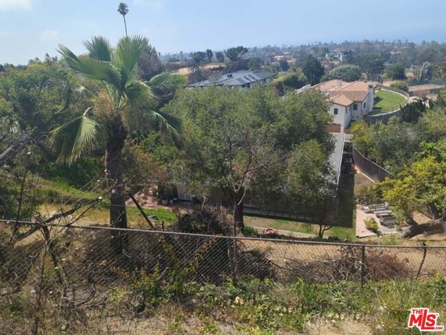 Building Photo - 1156 Las Pulgas Pl