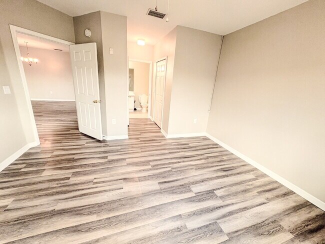 Building Photo - Spacious renovated 3-Bed, 2-Bath in VOB Riverview