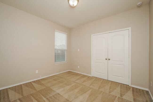 Building Photo - Gorgeous Home On Corner Lot