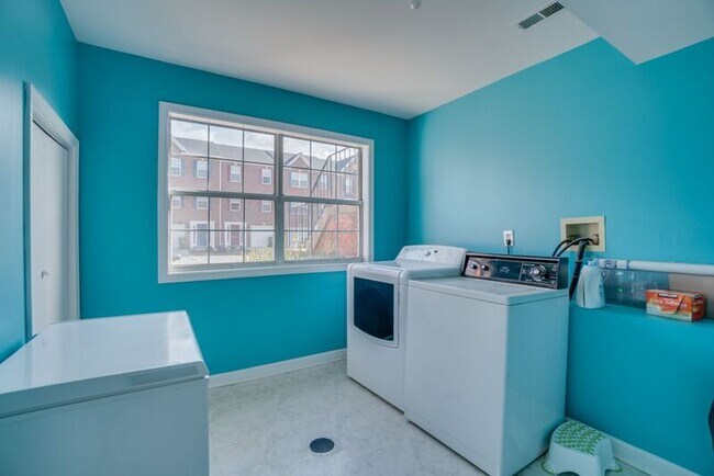 Building Photo - 206 Dundee Pl