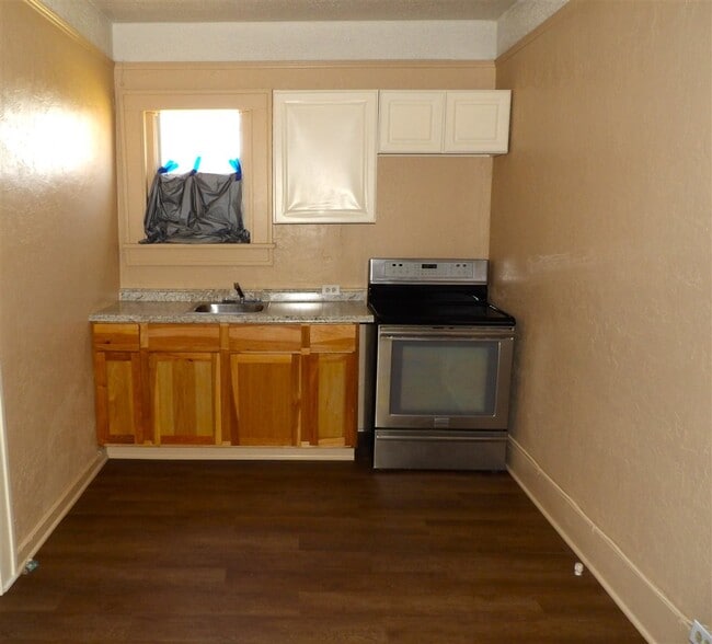 Building Photo - 302 SW Park Ave