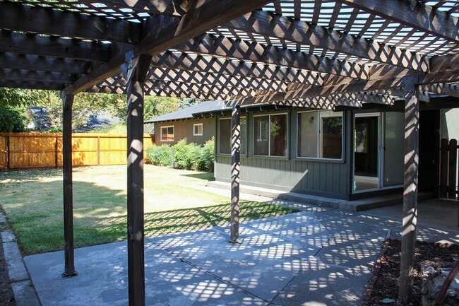 Building Photo - 3 Bedroom, 2 Bathroom Home in Chico with L...