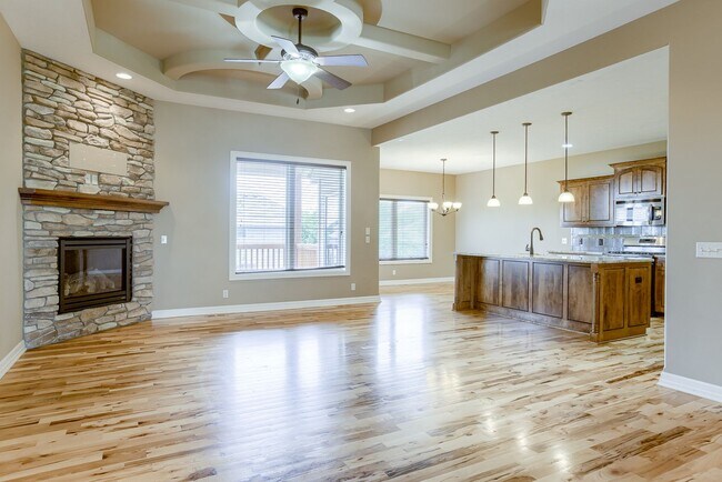Building Photo - Beautiful 4 Bedroom In Shadow Lake!!