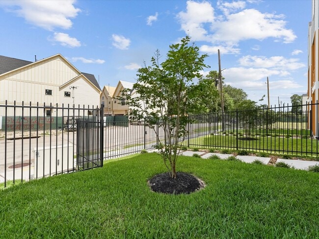 Building Photo - 3903 Pinemont Dr