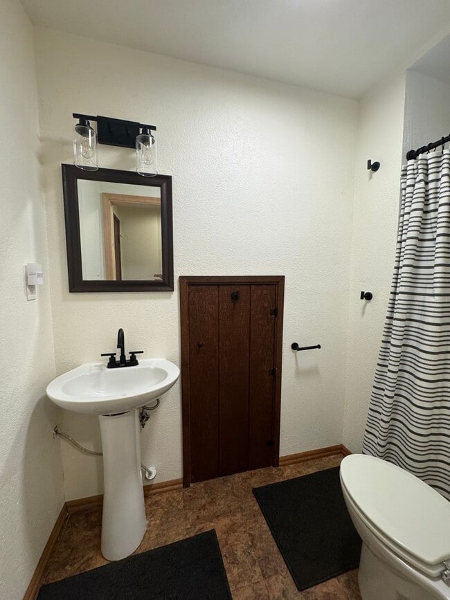 Building Photo - 3 Bdrm, 3 Bath home in Lynnewood with Gourmet Kitchen, 3 miles to Sky Lakes Medical Ctr and OIT