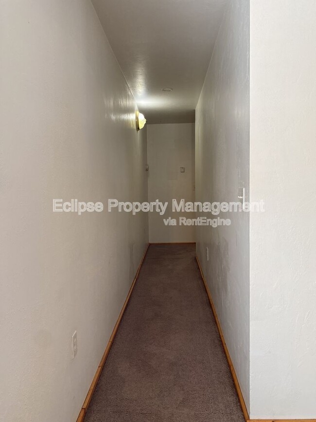 Building Photo - 908 9th St