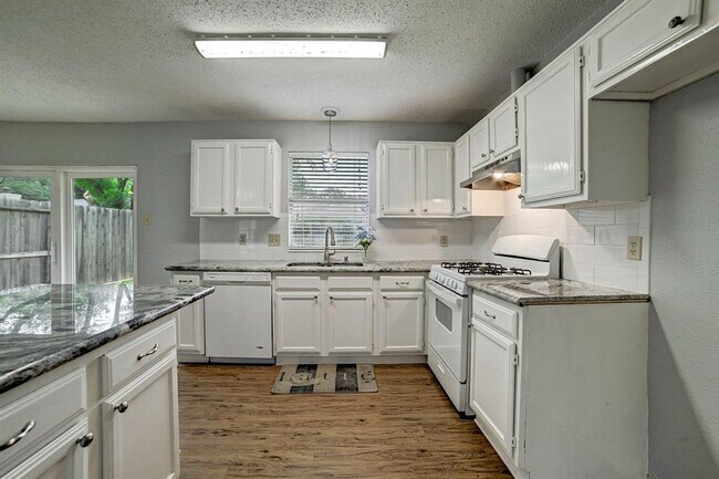 Building Photo - 2615 Lively Ln