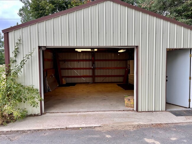 Building Photo - Affordable & Ideally Located 2 Bed 2 Bath ...