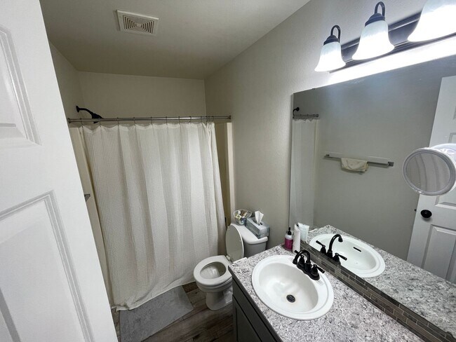 Building Photo - Remodeled 3-Bedroom Duplex Home in North G...