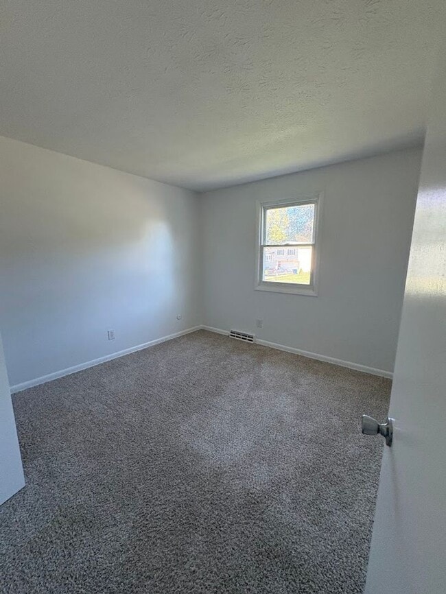 Building Photo - Three bedroom two bathroom home for rent