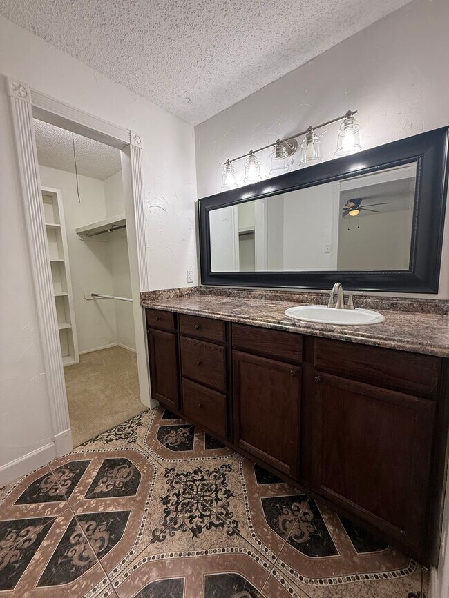 Building Photo - BEAUTIFUL 4 Bedroom 2 Bath  home with spacious backyard AVAILABLE NOW!