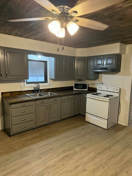 Building Photo - 313 E 4th St