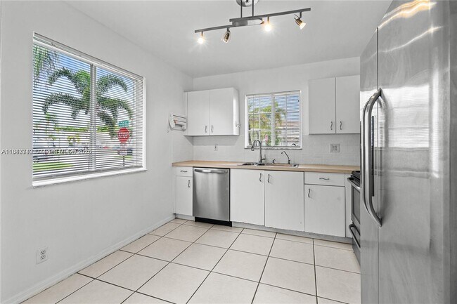 Building Photo - 1162 SW 44th Ave