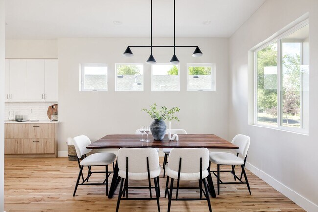 Building Photo - LUX 4BD, 3BA Home with 2-Car Garage and Backyard