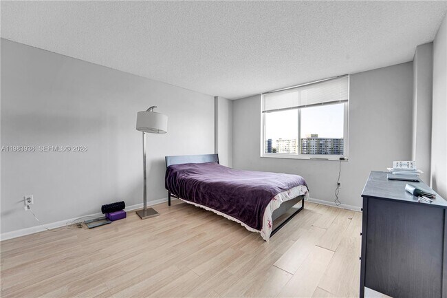 Building Photo - 919 Hillcrest Dr