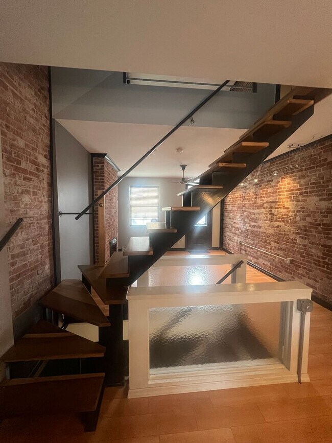 Building Photo - Stylish 2-bedroom modern townhome in the South Side Slopes