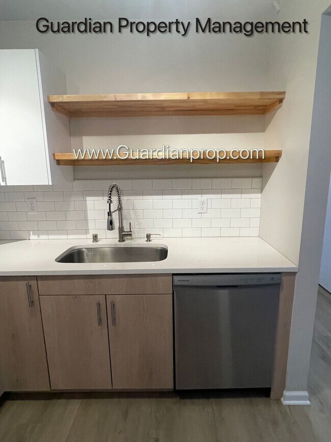 Building Photo - Champlin Main Floor Renovated Apartment, D...