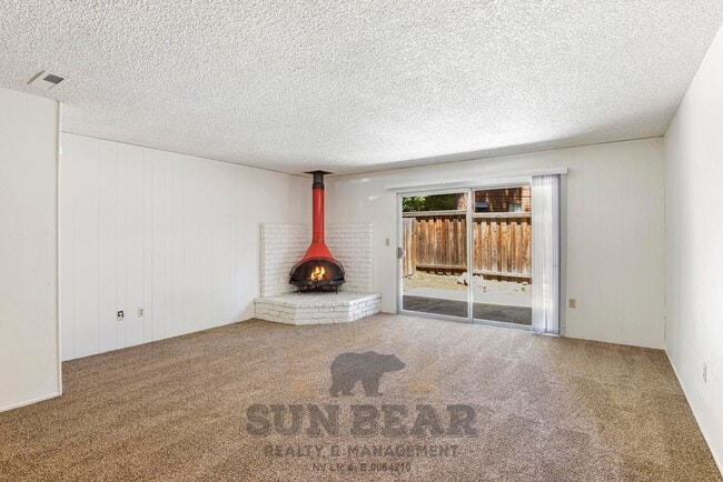 Building Photo - 3 Bedroom with a Yard!