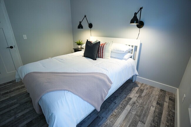 Building Photo - 1027 W 5th St