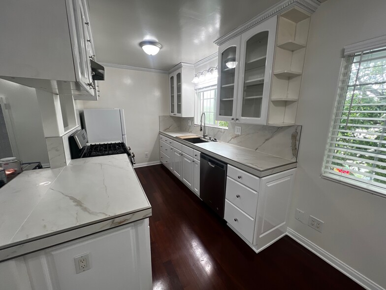 Building Photo - 323 S Francisca Ave