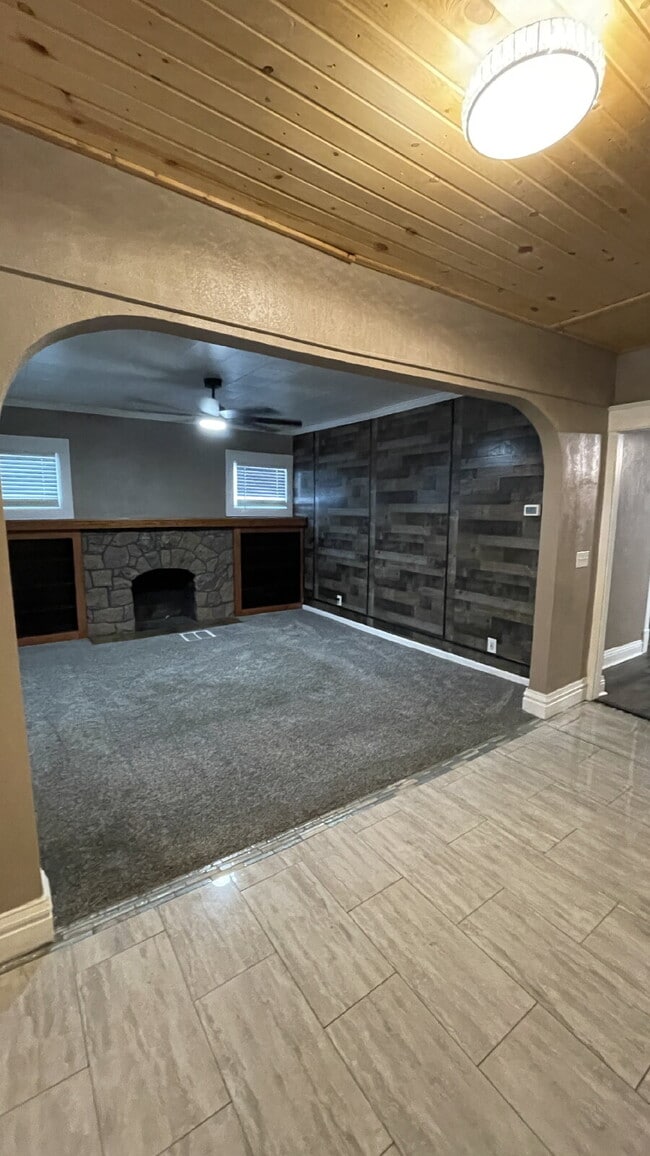 Building Photo - Cozy, Updated 1-Bed Apartment Near Downtown Sharon with In-Unit Laundry!