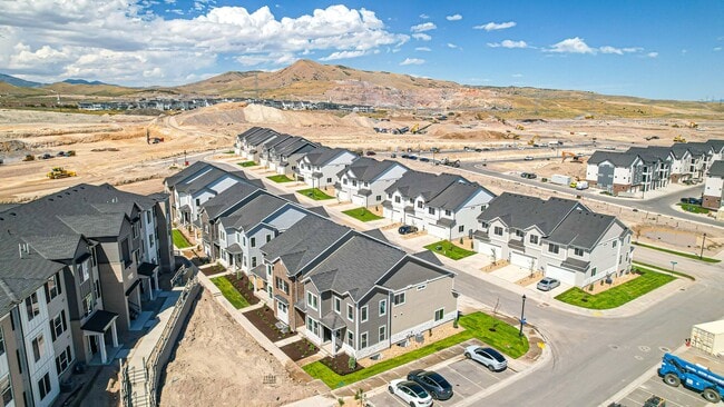 Building Photo - NEW *No Security Deposit Required Upfront!    2024 Townhome With Move In Special!