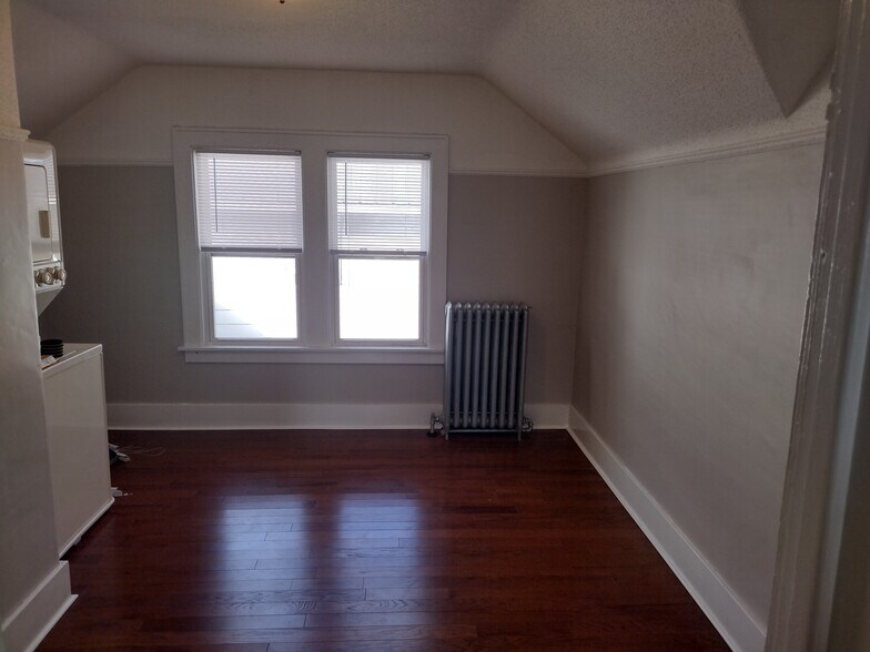 Building Photo - 216 E 2nd St