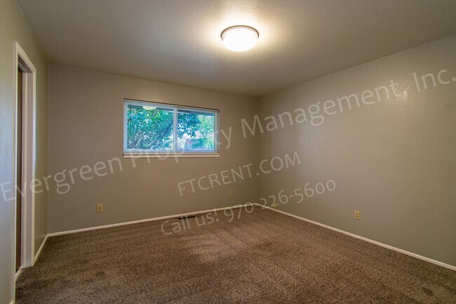 Building Photo - 2420 Poplar Dr