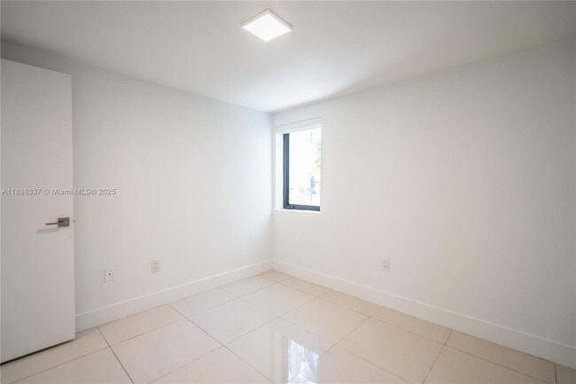 Building Photo - 1985 Bay Dr