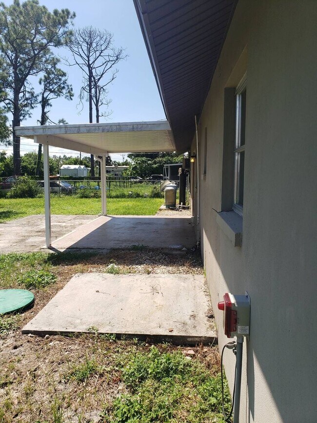 Building Photo - 2/2/1 Single Family Home Available NOW!