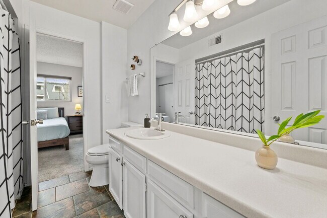 Building Photo - Great 2 bed 2 bath town house centrally lo...