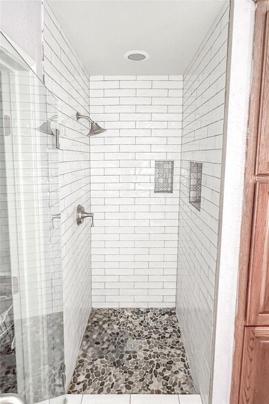 Building Photo - 2048 Lake Trail Dr