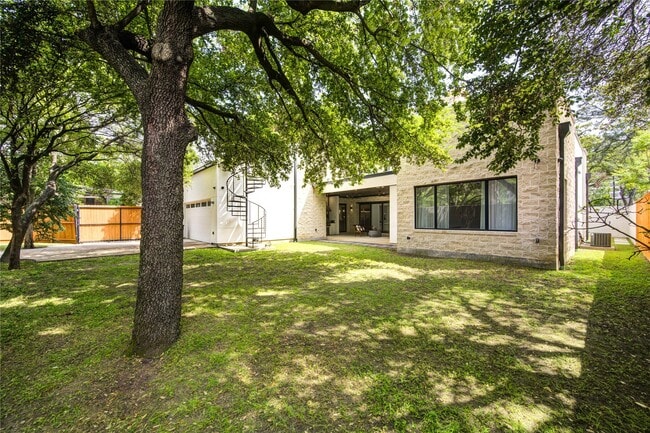 Building Photo - 5202 Chesapeake Way