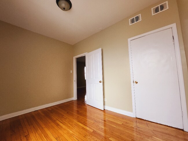 Building Photo - 1548 N Parkside Ave