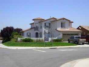 Building Photo - 3 BR, 2.5 Bath + Loft & Office/Den