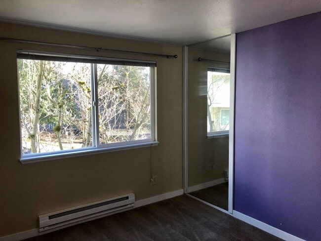 Building Photo - Updated 2 Bedroom Condo in Prime Redmond L...