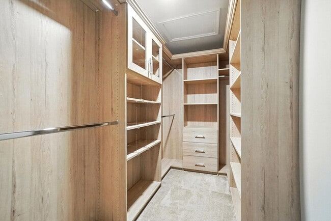 Building Photo - Fully Updated and Move-In Ready with Excep...
