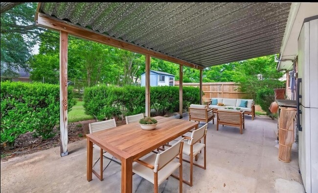 Building Photo - 2220 Ripple Creek Dr