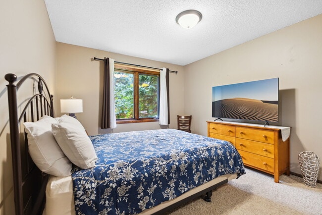 Building Photo - 2738 Chertsey Dr